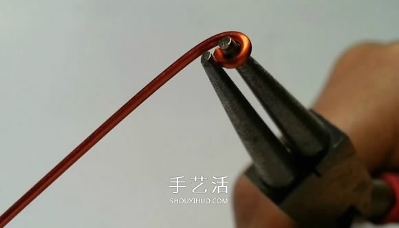 金属丝制作高音符戒指 自制优雅戒指的方法 -  www.shouyihuo.com