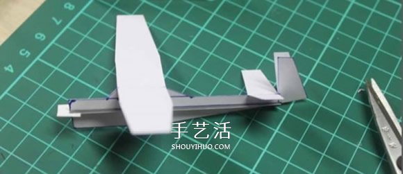 滑翔机模型的制作方法 卡纸做滑翔机模型图解 -  www.shouyihuo.com