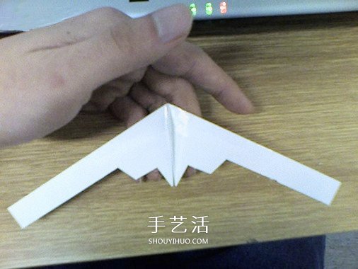 B-2轰炸机的折法图解 折纸隐形轰炸机的方法 -  www.shouyihuo.com