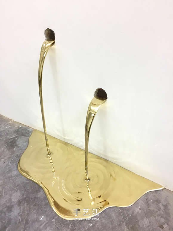 名副其实的“流金”岁月 模拟液体的黄铜雕塑 -  www.shouyihuo.com