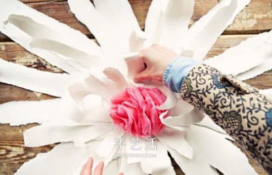 简单又漂亮大纸花的做法 可以用作婚礼装饰 -  www.shouyihuo.com