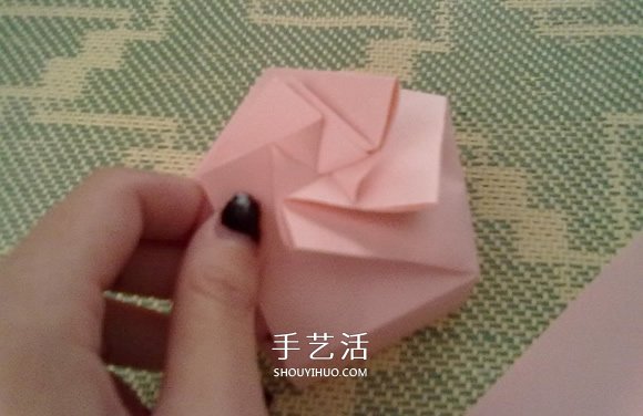 玫瑰纸盒的折法图解 情人节漂亮礼品盒的折法 -  www.shouyihuo.com