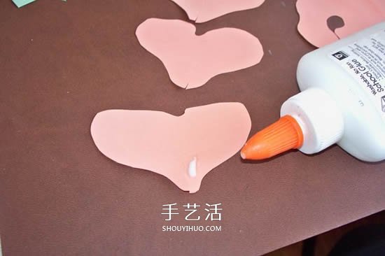 卡纸玫瑰花的做法图解 简单彩色纸玫瑰制作 -  www.shouyihuo.com