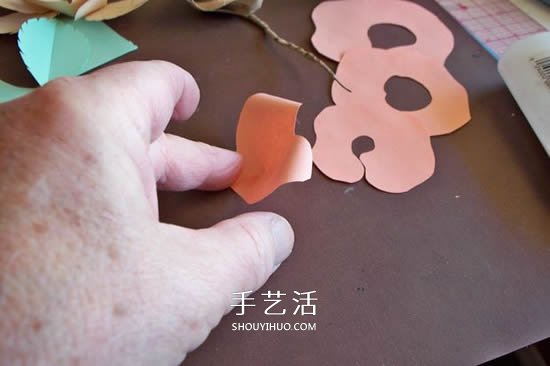 卡纸玫瑰花的做法图解 简单彩色纸玫瑰制作 -  www.shouyihuo.com