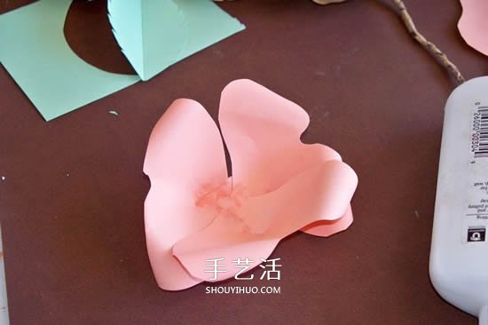 卡纸玫瑰花的做法图解 简单彩色纸玫瑰制作 -  www.shouyihuo.com