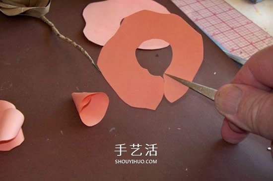 卡纸玫瑰花的做法图解 简单彩色纸玫瑰制作 -  www.shouyihuo.com