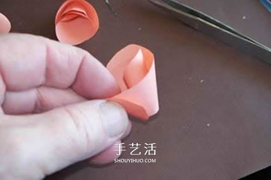 卡纸玫瑰花的做法图解 简单彩色纸玫瑰制作 -  www.shouyihuo.com