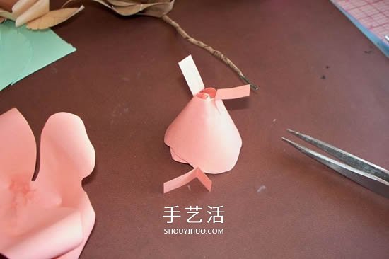 卡纸玫瑰花的做法图解 简单彩色纸玫瑰制作 -  www.shouyihuo.com