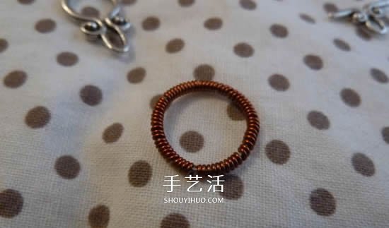 DIY铜线手链的步骤图 铜线手工制作手饰教程 -  www.shouyihuo.com