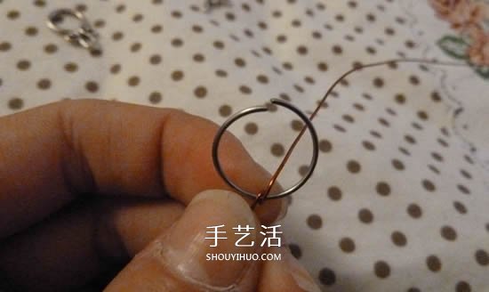 DIY铜线手链的步骤图 铜线手工制作手饰教程 -  www.shouyihuo.com