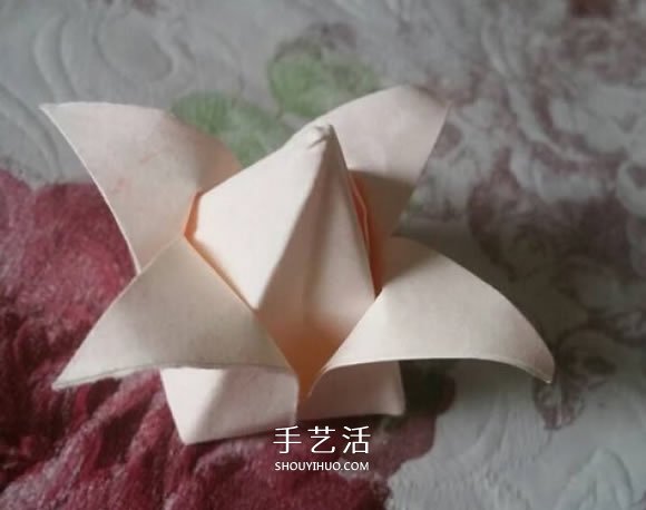 百合花的折法简单易学 怎么折百合花的图片 -  www.shouyihuo.com