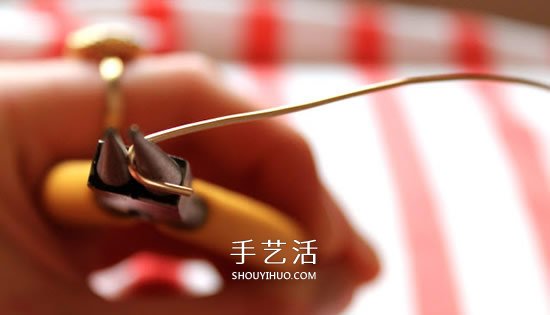 送女友的小礼物 利用金属丝做一枚爱心戒指 -  www.shouyihuo.com