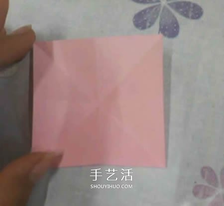 带盖方形包装盒的折法 还包括盒盖上的蝴蝶结 -  www.shouyihuo.com
