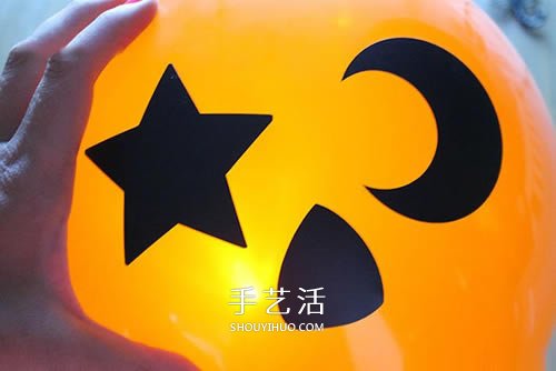 简单又漂亮万圣节装饰 用气球制作南瓜灯挂饰 -  www.shouyihuo.com