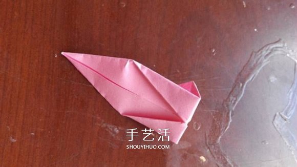 超简单的折纸教程 美丽荷花的折法步骤图解 -  www.shouyihuo.com