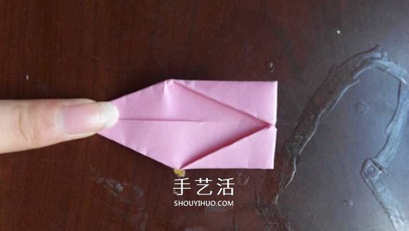 超简单的折纸教程 美丽荷花的折法步骤图解 -  www.shouyihuo.com