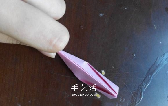超简单的折纸教程 美丽荷花的折法步骤图解 -  www.shouyihuo.com