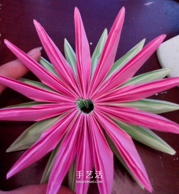 超简单的折纸教程 美丽荷花的折法步骤图解 -  www.shouyihuo.com