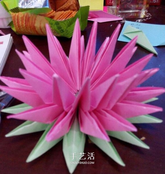 超简单的折纸教程 美丽荷花的折法步骤图解 -  www.shouyihuo.com