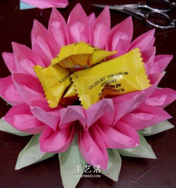 超简单的折纸教程 美丽荷花的折法步骤图解 -  www.shouyihuo.com
