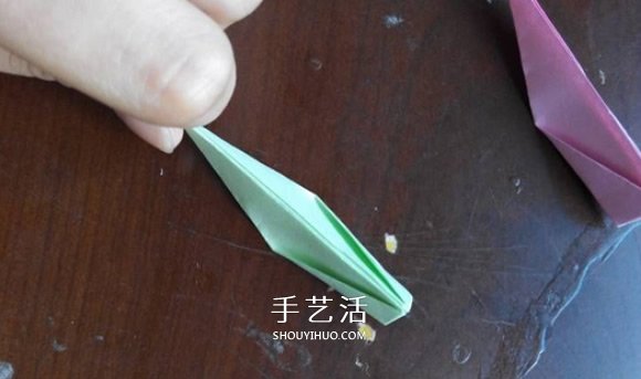 超简单的折纸教程 美丽荷花的折法步骤图解 -  www.shouyihuo.com