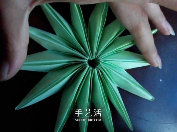 超简单的折纸教程 美丽荷花的折法步骤图解 -  www.shouyihuo.com