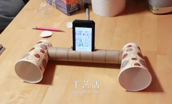 保鲜膜筒和纸杯废物利用 简易手机扩音器的做法 -  www.shouyihuo.com