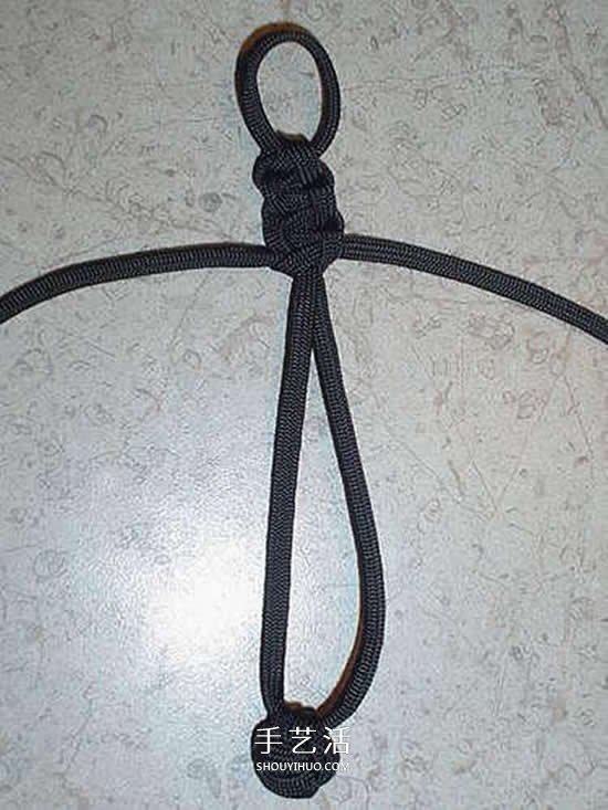 男士伞绳手绳的编法 简洁阳刚男手链编织图 -  www.shouyihuo.com