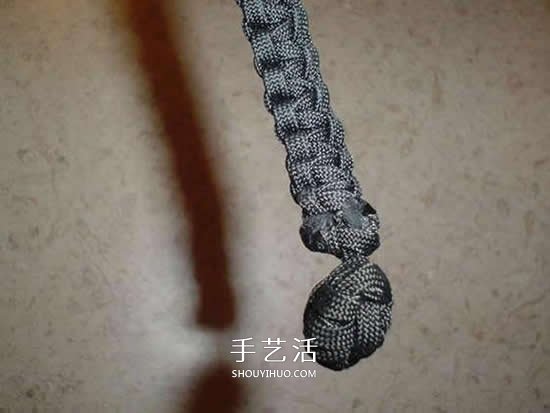 男士伞绳手绳的编法 简洁阳刚男手链编织图 -  www.shouyihuo.com