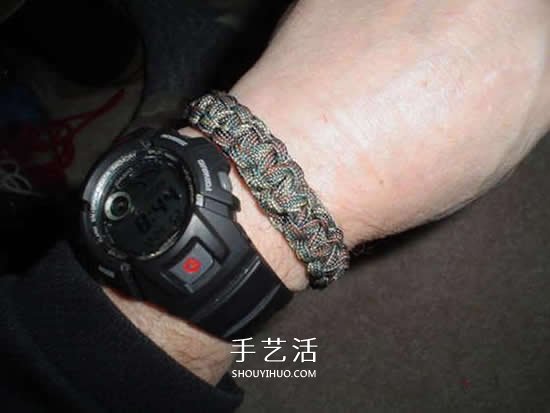 男士伞绳手绳的编法 简洁阳刚男手链编织图 -  www.shouyihuo.com