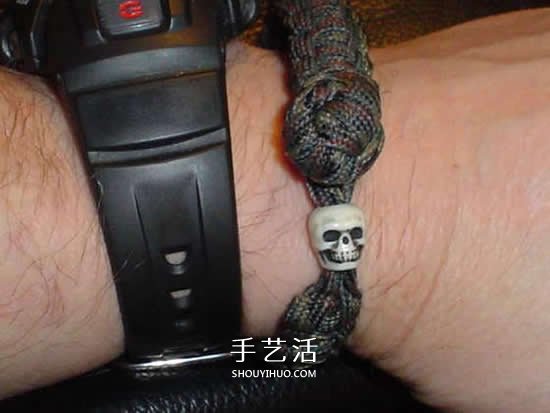 男士伞绳手绳的编法 简洁阳刚男手链编织图 -  www.shouyihuo.com