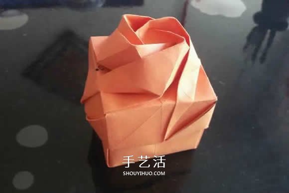 玫瑰纸盒的折法图解 情人节玫瑰礼品盒折纸 -  www.shouyihuo.com