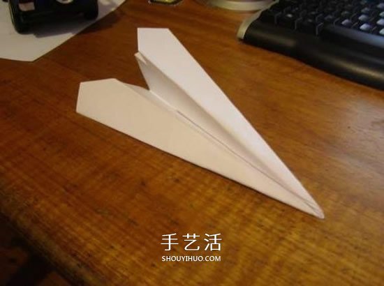 飞得更快更远！ 简单纸飞机的折纸方法图解 -  www.shouyihuo.com