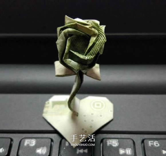 纸币折心花怒放的方法 情人节爱心玫瑰花折法 -  www.shouyihuo.com