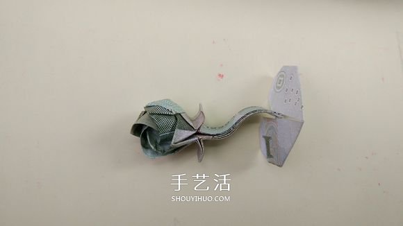 纸币折心花怒放的方法 情人节爱心玫瑰花折法 -  www.shouyihuo.com