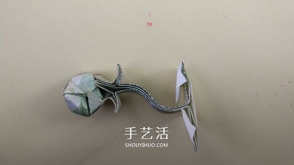 纸币折心花怒放的方法 情人节爱心玫瑰花折法 -  www.shouyihuo.com