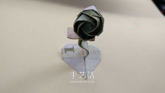 纸币折心花怒放的方法 情人节爱心玫瑰花折法 -  www.shouyihuo.com