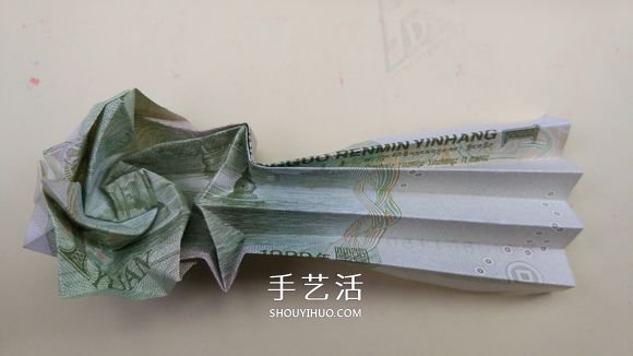 纸币折心花怒放的方法 情人节爱心玫瑰花折法 -  www.shouyihuo.com