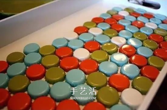 瓶盖废物利用 把木托盘改造成泡茶垫子的方法 -  www.shouyihuo.com