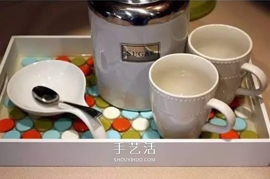 瓶盖废物利用 把木托盘改造成泡茶垫子的方法 -  www.shouyihuo.com