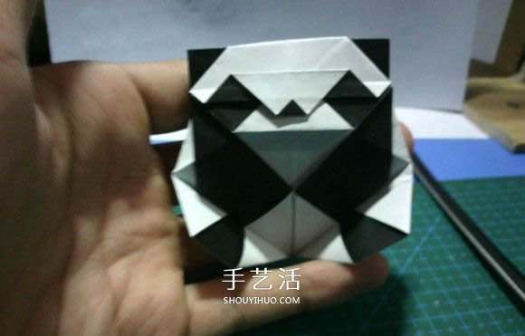 折一只国宝出来！可爱大熊猫的折纸方法图解 -  www.shouyihuo.com