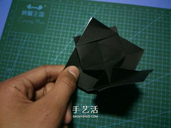 折一只国宝出来！可爱大熊猫的折纸方法图解 -  www.shouyihuo.com