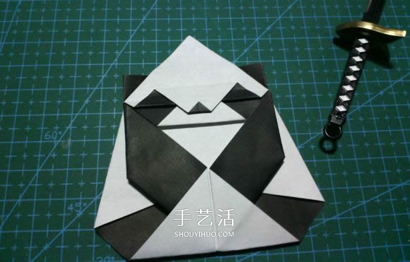 折一只国宝出来！可爱大熊猫的折纸方法图解 -  www.shouyihuo.com