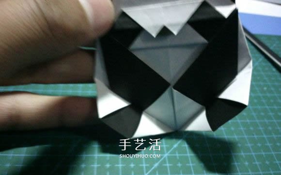 折一只国宝出来！可爱大熊猫的折纸方法图解 -  www.shouyihuo.com