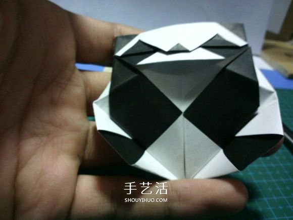 折一只国宝出来！可爱大熊猫的折纸方法图解 -  www.shouyihuo.com