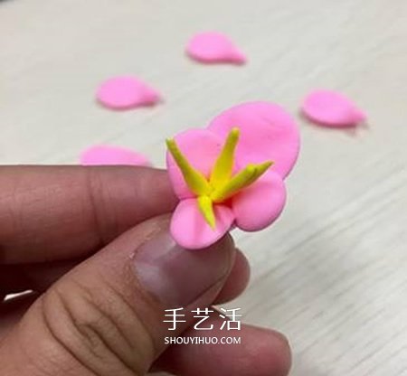 想念起了春天 用超轻粘土手工制作美丽的桃花 -  www.shouyihuo.com