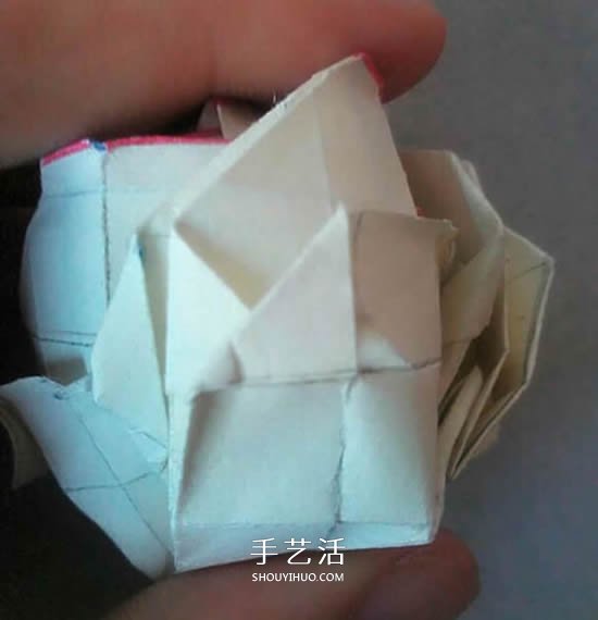 情人节前练练手 美丽纸玫瑰花的折叠步骤图 -  www.shouyihuo.com