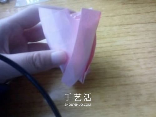 AP玫瑰折纸方法图解 漂亮花型玫瑰怎么折图解 -  www.shouyihuo.com