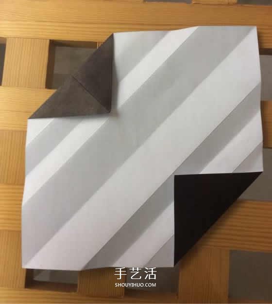 爬行大熊猫的折纸步骤图解 憨态可掬很可爱~ -  www.shouyihuo.com