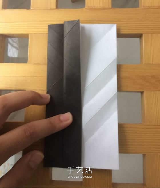 爬行大熊猫的折纸步骤图解 憨态可掬很可爱~ -  www.shouyihuo.com
